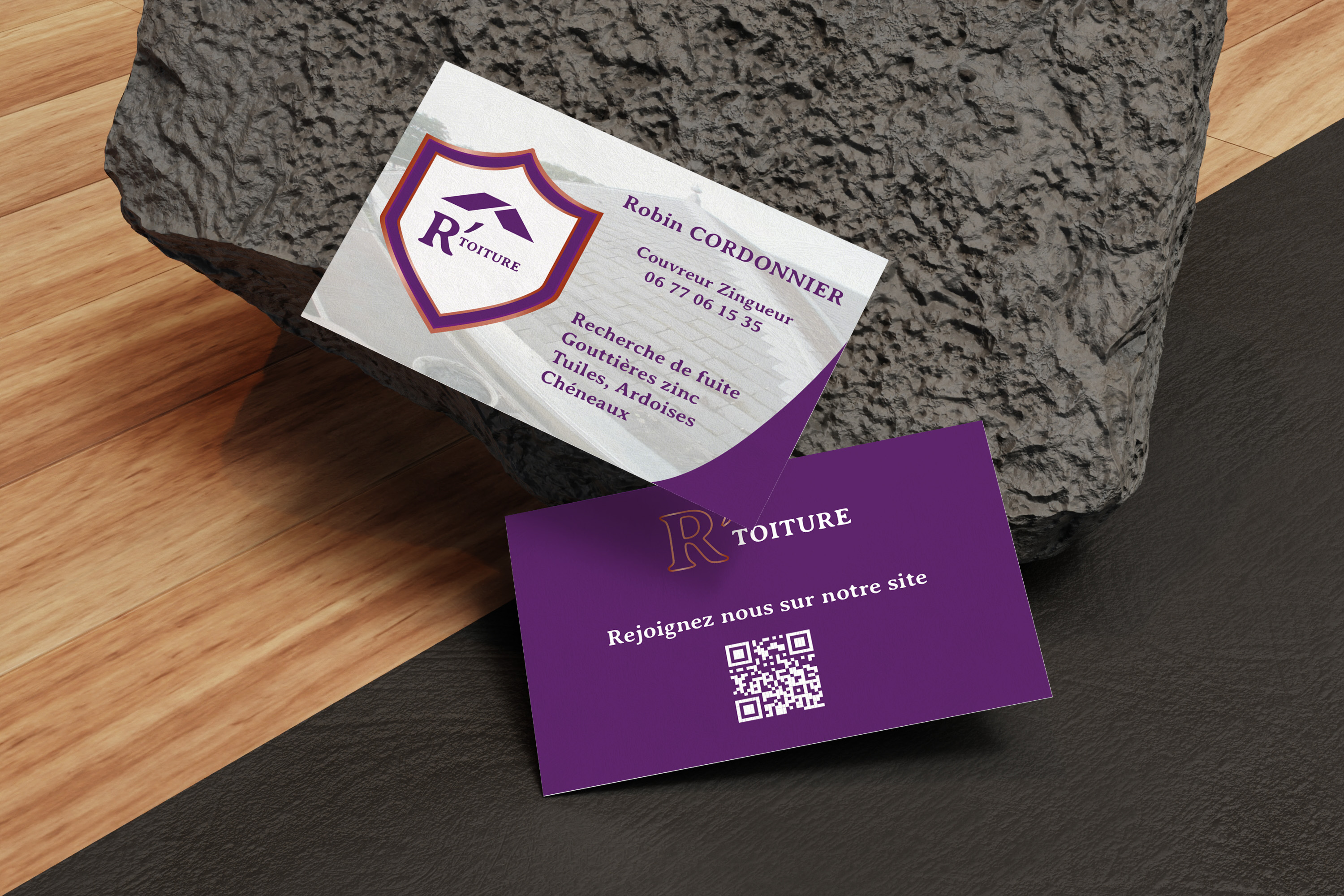 Cartes de visite R'Toiture posées sur une pierre, recto photo et verso violet